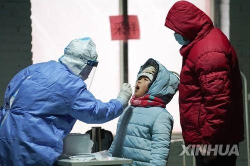 중국 베이징서 코로나19 검사를 위해 구강 샘플을 채취하는 장면 [신화=연합뉴스 자료사진]