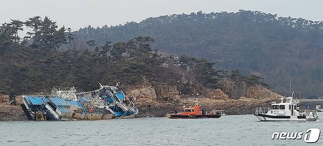 충남 태안군 신진항 마도 인근 해상에 정박 계류 중이던 어선 2척이 갯바위에 좌초돼 신고를 받고 긴급 출동한 태안해경이 구조구난 대응 중에 있다© 뉴스1