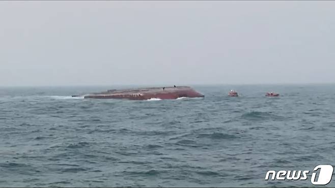 30일 오후 4시께 군산시 옥도면 십이동파도 남서쪽 9.6㎞ 해상에서 2604톤급 부선 1척이 전복된 가운데 군산해경이 구조작업을 벌이고 있다. © 뉴스1