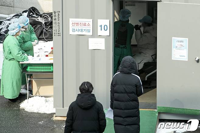 30일 오전 서울 성동구 한양대병원에서 선별진료소에서 의료진이 검체 채취를 하고 있다. /뉴스1 © News1 이승배 기자