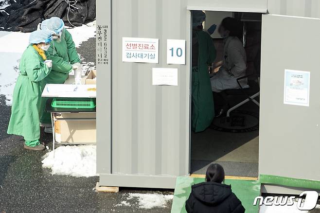 30일 오전 서울 성동구 한양대병원에서 선별진료소에서 의료진이 검체 채취를 하고 있다./뉴스1 © News1 이승배 기자