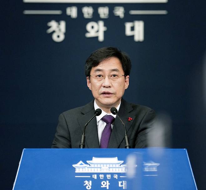강민석 청와대 대변인이 29일 오후 청와대 춘추관 브리핑룸에서 김종인 국민의힘 비상대책위원장의 “우리 정부가 북한에 극비리에 원전을 지어주려고 했다”고 주장한 부분에 대해서 터무니없는 주장이라며 브리핑을 하고 있다./청와대