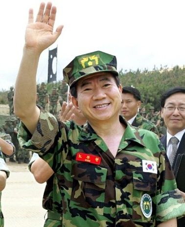 노무현 전 대통령이 2005년 7월 포항 해병 부대를 방문해 장병들을 향해 손을 흔들고 있다./노무현재단