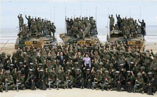 노무현 전 대통령과 권양숙 여사가 2005년 7월 포항 영일만에서 해병 상륙 작전을 참관한 뒤 장병들과 기념 촬영을 하고 있다./노무현재단