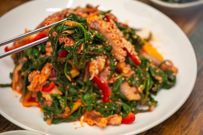 남해 주민들이 겨울에 즐겨 먹는 '시금치 초절임'./이신영 영상미디어 기자