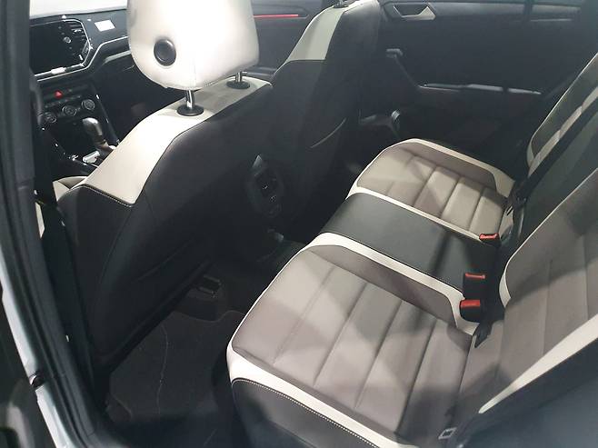 소형 SUV인 만큼 뒷좌석 공간이 넓진 않다. '성인 남성이 탈 수 있다'는 정도다. /윤형준 기자