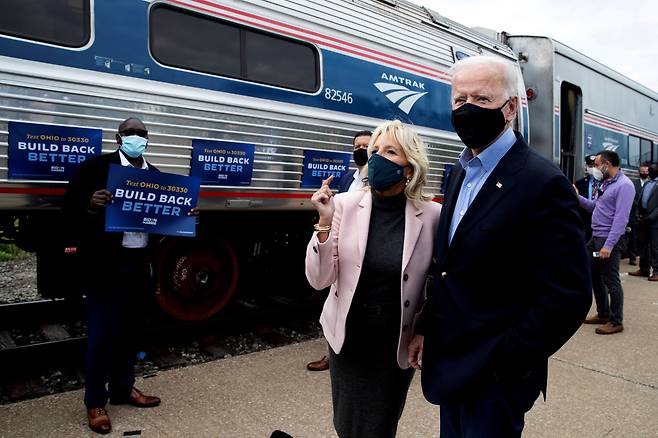조 바이든 미국 대통령이 부인 질 바이든 여사와 함께 대선 후보였던 작년 9월 오하이오주 클리블랜드의 기차역에서 유세를 하는 모습. /로이터 연합뉴스