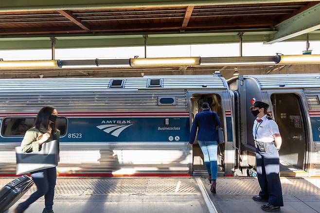 미국의 한 기차역에서 승객들이 암트랙 열차에 오르고 있다. /암트랙 홈페이지