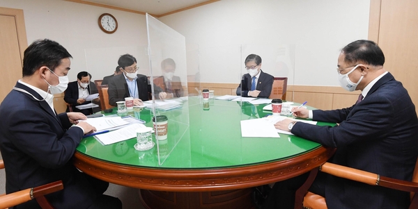 홍남기 경제부총리 겸 기획재정부 장관, 변 장관, 서정협 서울시 부시장, 이호승 청와대 경제수석은 지난 26일 정부서울청사에서 관계장관회의를 열고 주택공급 확대방안을 논의했다./기획재정부 제공