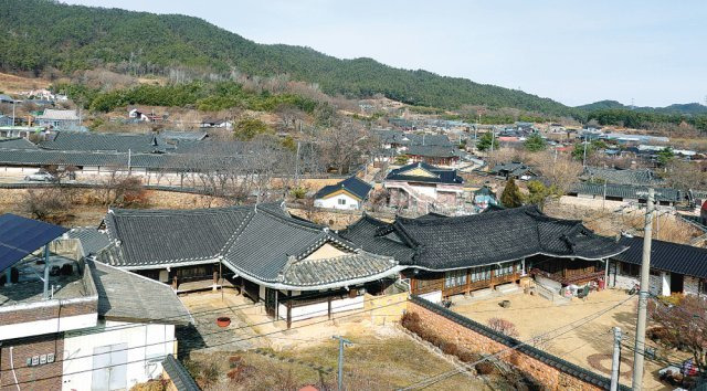 함라마을 전경. 함라 3부잣집은 마을 중심부에서 삼각형 구도로 배치돼 있다. 사진 아래가 이배원 가옥, 그 뒤쪽이 김병순 가옥, 오른편으로는 조해영 가옥이 있다.