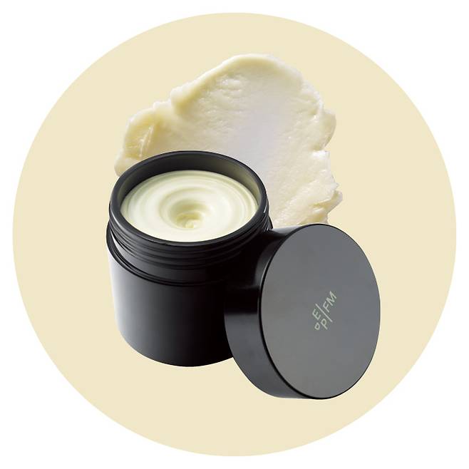 포트레이트 오브 어 레이디 바디 버터, 31만1천원, Editions de Parfums Frederic Malle. 묵직한 텍스처가 피부 온기에 의해 녹아들어 실크 같은 부드러움을 선사한다. 샌들우드의 우디함과 짙고 풍부한 로즈 향은 체취와 함께 피부에 밀착해 성숙하고 따뜻한 카리스마를 풍긴다.