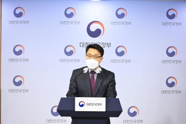 김진욱 초대 고위공직자범죄수사처장이 지난 28일 오후 서울 종로구 정부서울청사 브리핑룸에서 차장 인선 등 관련 브리핑을 하고 있다. 뉴스1