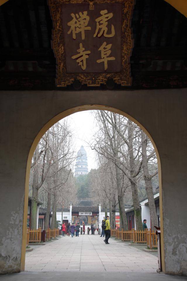 호구의 운암사 산문에 청나라 강희제의 친필 '호부선사' 편액이 걸려 있다. ⓒ최종명