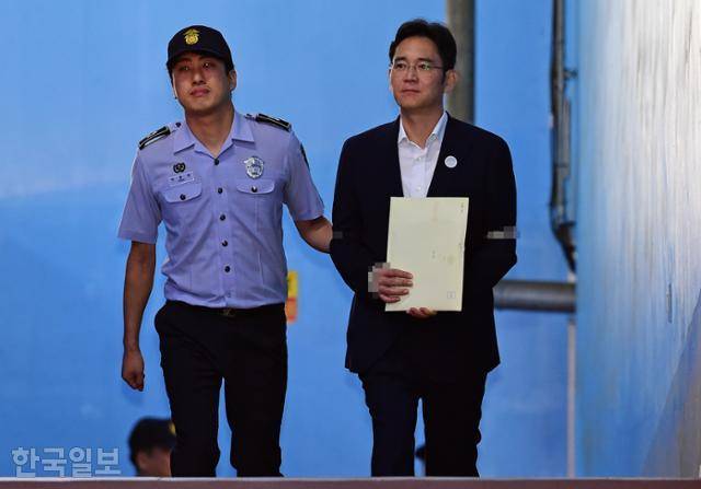 이재용 삼성전자 부회장이 2017년 8월 25일 오후 서울 서초구 서울중앙지방법원에서 열린 뇌물 공여 등 혐의에 대한 1심 선고 공판에서 징역 5년을 선고받은 뒤 서울구치소로 이동하는 호송차량으로 향하고 있다. 고영권 기자