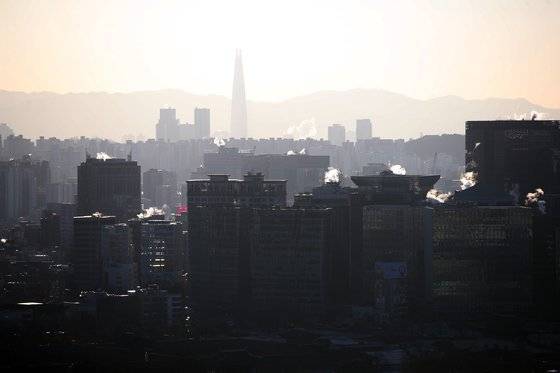 지난 29일 오전 서울 시내 빌딩에서 난방으로 인한 수증기가 나오고 있다. 연합뉴스