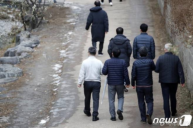 평년보다 기온이 다소 높은 15일 오후 서울 중구 청계천에서 시민들이 가벼운 외투를 입고 산책하고 있다. /사진=뉴스1