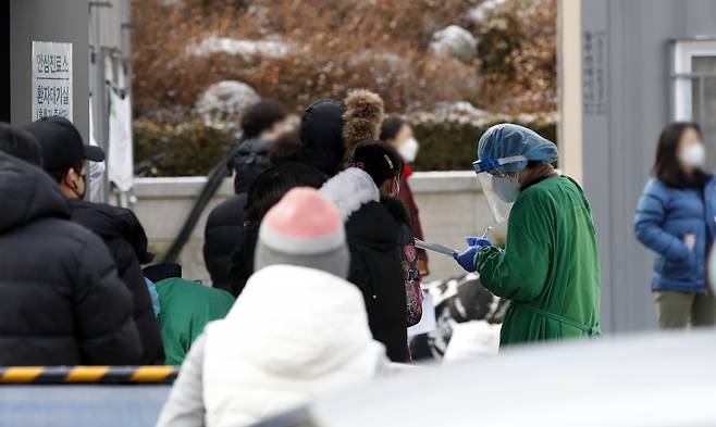 30일 오전 서울 성동구 한양대병원에서 직원과 의료진, 시민들이 신종 코로나바이러스 감염증(코로나19) 검사를 받기 위해 줄 서 있다. /사진제공=뉴스1
