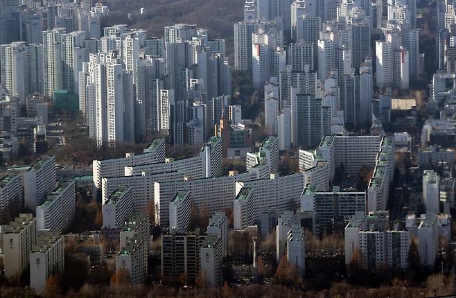 서울 송파구 롯데월드타워 전망대 서울스카이에서 바라본 강남 아파트 밀집지역 모습. [연합뉴스]