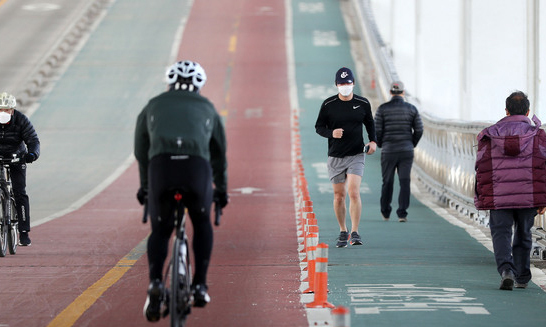 서울 서초구 잠수교에서 시민들이 자전거 및 러닝을 하고 있는 모습. 뉴시스