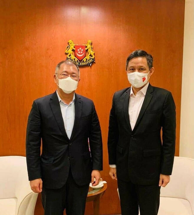 정의선(왼쪽) 현대자동차그룹 회장이 찬춘싱 싱가포르 통상산업부 장관과 회동한 뒤 기념촬영을 하고 있다. 찬춘싱 장관 페이스북
