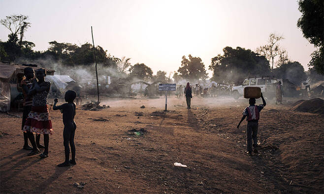 지난 21일 중앙 아프리카의 난민 아이들이 물을 길어오는 모습. AFP연합뉴스