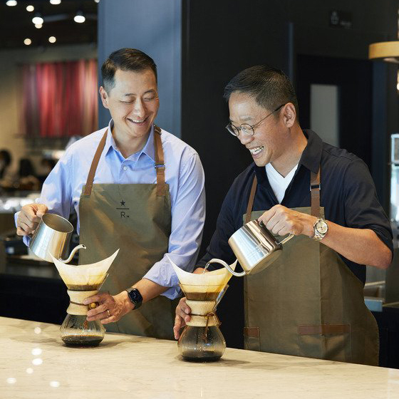정태영 현대카드 부회장(왼쪽)과 송호섭 스타벅스커피코리아 대표가 지난해 6월 열린 상업자 표시 신용카드(PLCC) 파트너십 협약식에서 직접 커피를 내리며 대화하고 있다. 현대카드 제공