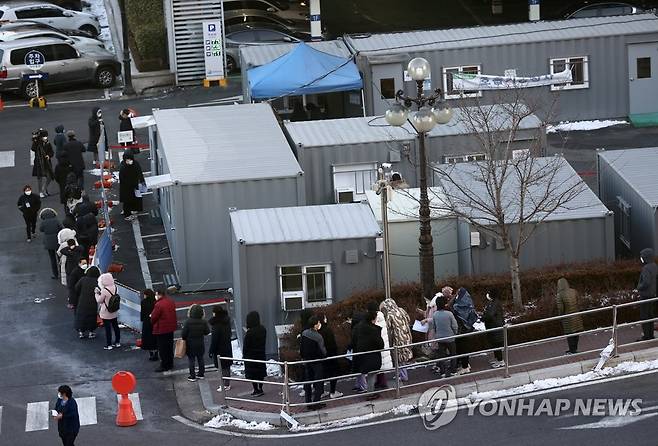 코로나19 검사 기다리는 시민들 (서울=연합뉴스) 윤동진 기자 = 신종 코로나바이러스 감염증(코로나19) 확진자가 나온 서울 한양대병원 선별진료소가 검사 대기자들로 붐비고 있다. 2021.1.29 mon@yna.co.kr