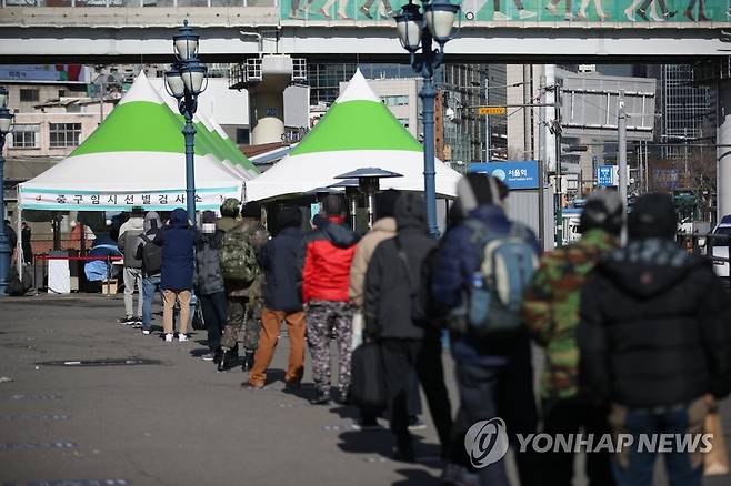 한파 속 코로나19 검사 기다림 (서울=연합뉴스) 박동주 기자 = 29일 오후 서울역광장에 설치된 임시선별진료소에서 시민들이 코로나19 검사를 받기 위해 줄을 서고 있다. 2021.1.29 pdj6635@yna.co.kr