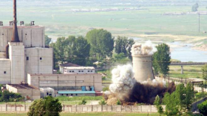 지난 2008년 6월 영변 핵시설 냉각탑이 폭파되고 있다. 6자회담이 진행되던 당시 북한은 비핵화 의지를 과시하기 위해 이를 전 세계에 공개했지만, 1년여 만인 2009년 2차 핵실험을 감행했다. (사진=연합뉴스)
