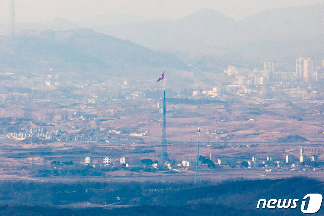 북측 기정동 마을과 남측 대성동 마을에 각각 인공기와 태극기가 휘날리는 모습. 2021.1.4/뉴스1 © News1 유승관 기자