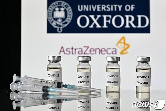 영국계 제약사 아스트라제네카와 옥스퍼드대학 연구진이 개발한 코로나19 백신 © AFP=뉴스1
