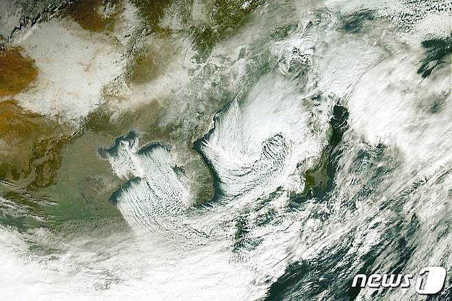 천리안위성 2A호가 지난 7일 촬영한 한반도 상공 눈구름 영상. (국가기상위성센터 제공) 2021.1.7/뉴스1 © News1 민경석 기자