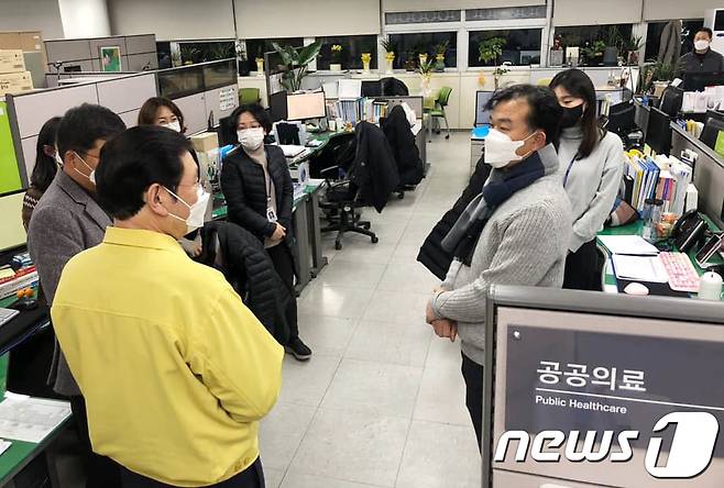 광주에서 TCS국제학교와 안디옥교회 등 개신교 발 신종 코로나바이러스감염증(코로나19) 확산이 이어지고 있는 가운데 확진자가 한자릿수가 될 때까지 '24시간 비상근무' 방침을 밝힌 이용섭 광주시장이 29일 밤 시청 감염병관리과 등 현업 부서를 찾아 "조금만 더 초인적 힘을 발휘해 보자＂며 직원들을 격려하고 있다. 이 시장 페이스북 캡처.2021.1.31/뉴스1 © News1 박준배 기자