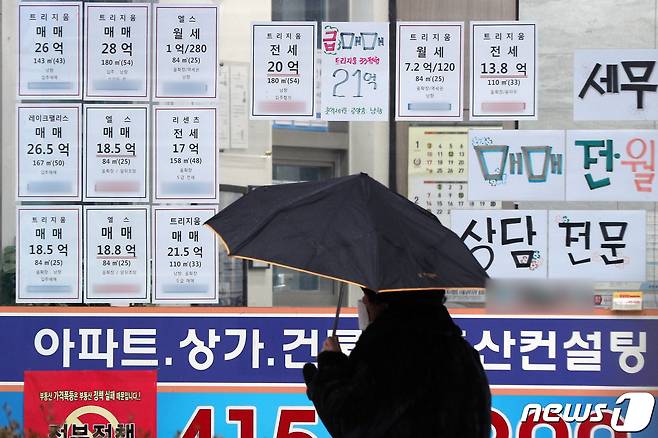 서울시내 한 부동산 공인중개사 사무소에 매물관련 정보가 붙어있다. © News1 황기선 기자