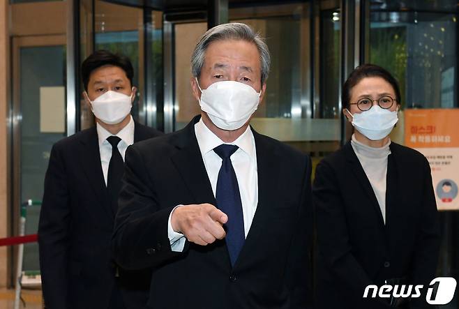 정몽준 아산재단 이사장이 26일 오후 고 이건희 삼성그룹 회장 빈소가 마련된 서울 강남구 삼성서울병원 장례식장에 들어서고 있다. 2020.10.26/뉴스1 © News1 사진공동취재단