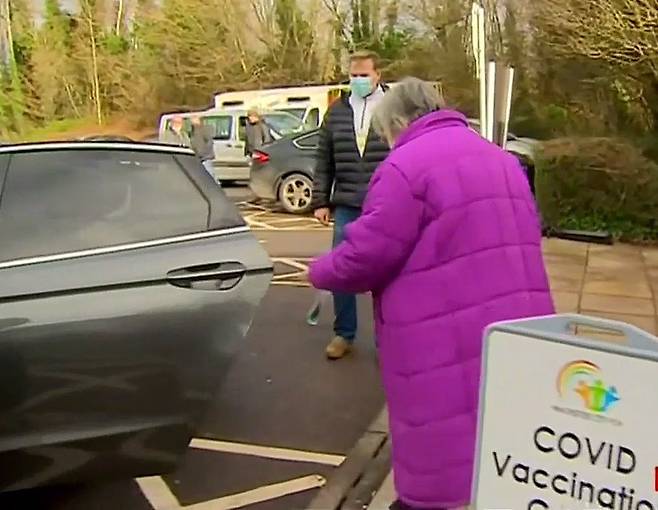 접종을 마친 실비아 메릿씨가 귀가하기 위해 타고 왔던 택시를 다시 타고 있다./BBC 캡처