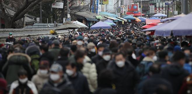 정부가 사회적 거리두기 2.5단계를 설 연휴까지 2주 연장하기로 발표한 31일 오후 서울 종로구 동묘 벼룩시장이 시민들로 북적이고 있다. /뉴시스