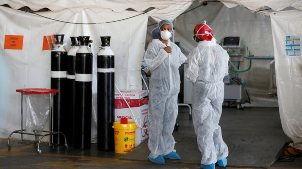 2021년 1월 19일 남아프리카공화국 프리토리아의 한 병원에 마련된 임시 병동 앞에서 의료진들이 대기하고 있다. /로이터 연합뉴스