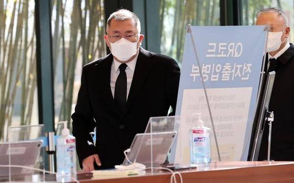 31일 정의선 현대차그룹 회장이 송파구 서울아산병원 장례식장에 마련된 고(故) 정상영 KCC 명예회장의 빈소로 입장하고 있다. /연합뉴스