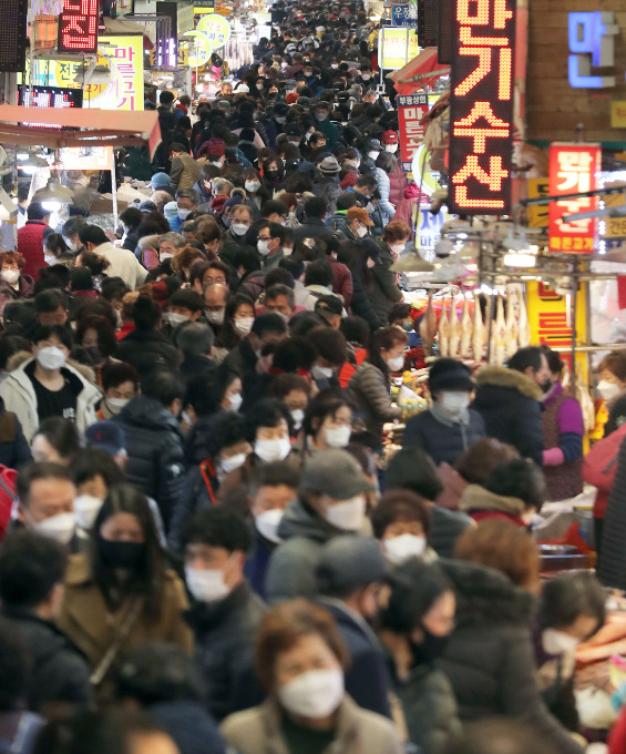 설 연휴를 앞둔 31일 부산 부산진구 부전시장이 제수용품 등을 사려는 사람들로 북적거리고 있다. 연합뉴스