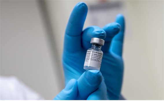 미국 화이자 연구원이 신종 코로나바이러스 감염증(COVID-19·코로나19) 백신을 들고 서있다. 코로나19 백신 첫 접종이 2월 중 서울 국립중앙의료원에서 진행된다. 화이자 백신은 첫 접종에 사용될 가능성이 높다. 위키미디어 제공
