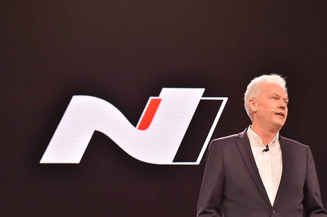 알버트 비어만 현대차그룹 사장이 고성능 N 브랜드를 소개하고 있다.