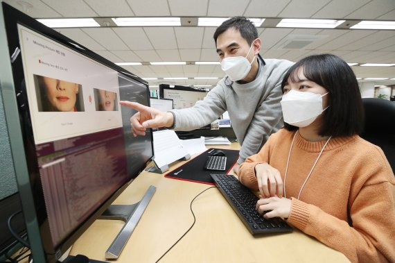 서울 서초구 KT융합기술원에서 연구원들이 사진을 동영상으로 가공하는 AI 무빙 픽처 기술을 시연하고 있다. KT 제공