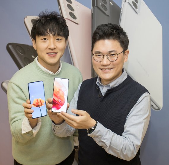 삼성전자 디스플레이 그룹 김재완 프로(왼쪽)와 김정현 프로가 자신들이 개발에 참여한 '갤럭시S21'을 들고 포즈를 취하고 있다. 삼성전자 제공