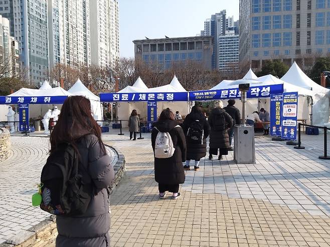 부산시청 앞 녹음광장 등대 주위에 설치된 임시선별검사소에서 시민들이 대기하고 있다. 김광수 기자