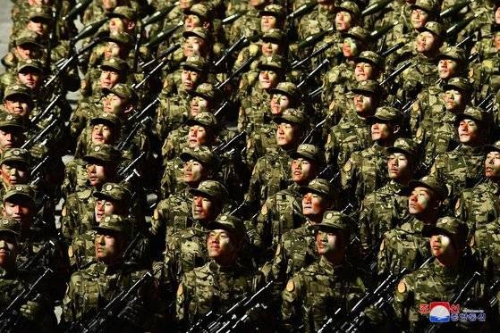 지난 14일 평양에서 열린 제8차 당 대회 기념 열병식에서 북한군이 행진하고 있다. [조선중앙통신]