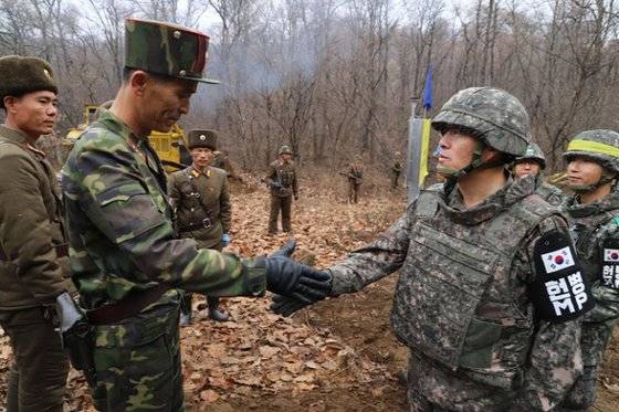 2018년 11월 강원도 철원의 비무장지대 화살머리 고지 공동유해발굴의 사전 작업을 위해 한국군과 북한군이 만났다. [국방부]
