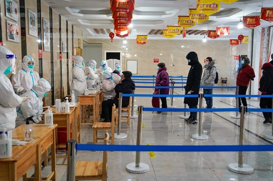 중국 하얼빈에서 지난 14일 코로나 검사가 진행되는 모습 [AFP=연합뉴스]