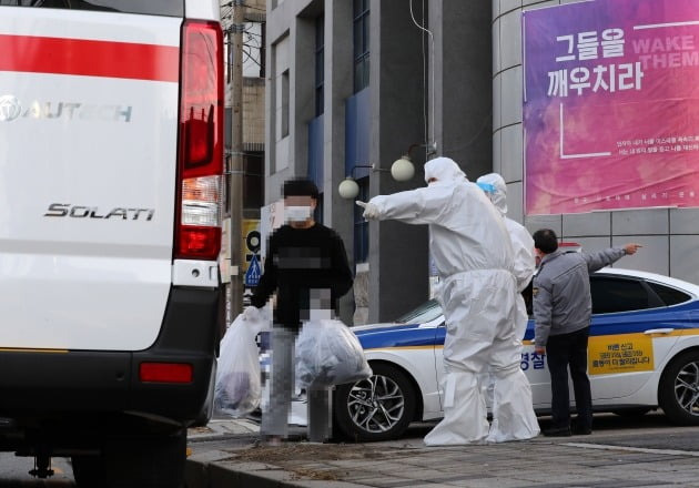 지난 25일 오후 대전시 중구 대흥동 IEM국제학교에서 신종 코로나바이러스 감염증(코로나19) 확진자들이 치료센터로 이동하기 위해 차량에 탑승하는 모습 [사진=연합뉴스]