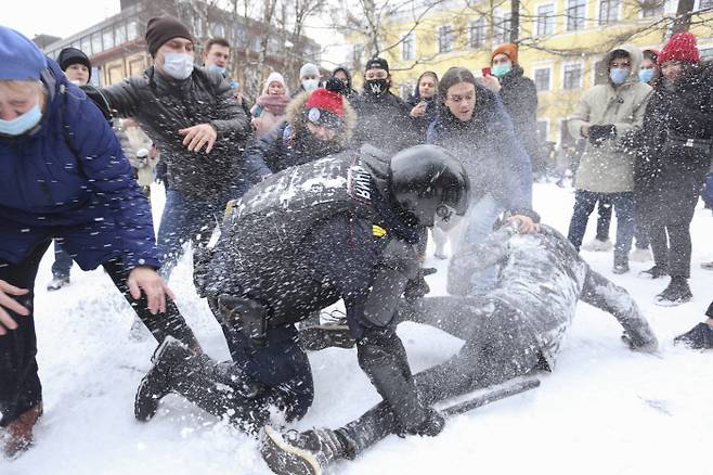 31일 러시아 상트페테르부르크에서 야권 지도자 알렉세이 나발니의 석방을 촉구하는 시위가 열렸다. 러시아 경찰이 시위 참가자를 체포하려 하고 있다. 상트페테르부르크|AP연합뉴스